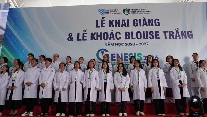 Các tân sinh viên khoác blouse trắng (Ảnh: CTV)