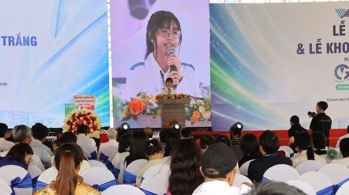 Tân sinh viên phát biểu tại buổi lễ (Ảnh: CTV)