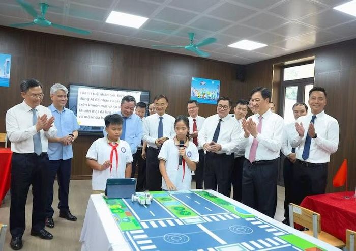 Các đồng chí lãnh đạo trung ương và thành phố Hà Nội tham quan các phòng học chức năng tại Trường tiểu học, trung học cơ sở và trung học phổ thông Minh Châu. (Ảnh THANH HẢI)