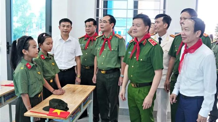 Các đại biểu tham quan cơ sở vật chất nhà trường, động viên các em học sinh sau lễ khai giảng. (Ảnh: CÔNG AN NGHỆ AN)