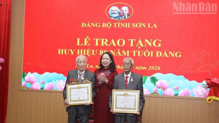 Đồng chí Võ Thị Ánh Xuân, Bí thư Trung ương Đảng, Phó Chủ tịch nước thay mặt lãnh đạo Đảng, Nhà nước trao Huy hiệu 80 năm tuổi Đảng tặng 2 đảng viên lão thành thuộc Đảng bộ tỉnh Sơn La. (Ảnh: QUỐC TUẤN)