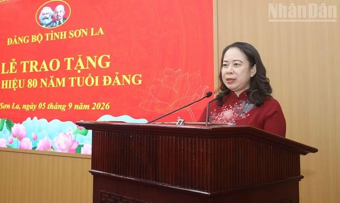 Đồng chí Võ Thị Ánh Xuân, Bí thư Trung ương Đảng, Phó Chủ tịch nước phát biểu chúc mừng 2 đảng viên Sa Đình Bình và Nguyễn Văn Tân. (Ảnh: QUỐC TUẤN)