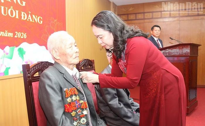 Đồng chí Võ Thị Ánh Xuân, Bí thư Trung ương Đảng, Phó Chủ tịch nước trao Huy hiệu 80 năm tuổi Đảng cho đồng chí Nguyễn Văn Tân. (Ảnh: QUỐC TUẤN)