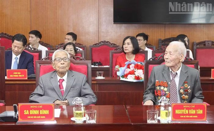 Đảng viên Sa Đình Bình và Nguyễn Văn Tân tại buổi lễ. (Ảnh: QUỐC TUẤN)