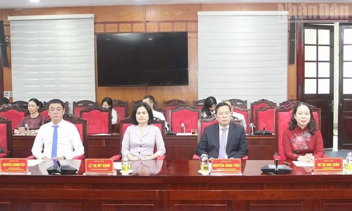 Đồng chí Võ Thị Ánh Xuân, Bí thư Trung ương Đảng, Phó Chủ tịch nước cùng đoàn công tác dự lễ trao Huy hiệu 80 năm tuổi Đảng tặng 2 đảng viên lão thành thuộc Đảng bộ tỉnh Sơn La. (Ảnh: QUỐC TUẤN)