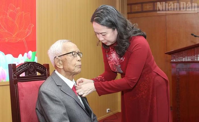 Đồng chí Võ Thị Ánh Xuân, Bí thư Trung ương Đảng, Phó Chủ tịch nước trao Huy hiệu 80 năm tuổi Đảng cho đồng chí Sa Đình Bình. (Ảnh: QUỐC TUẤN)