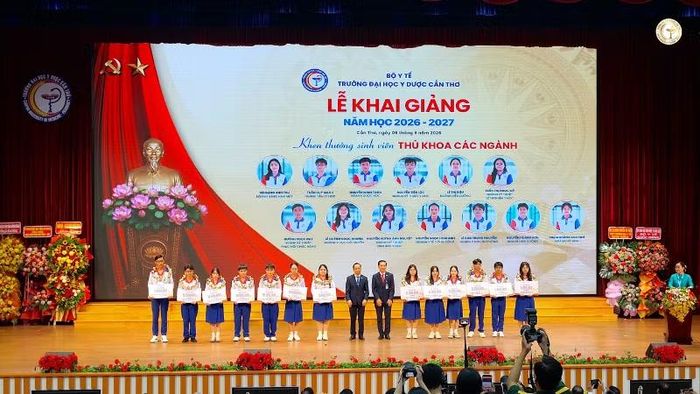 Lãnh đạo Trường đại học Y dược Cần Thơ trao học bổng cho sinh viên các ngành. (Ảnh: THÙY TRANG)