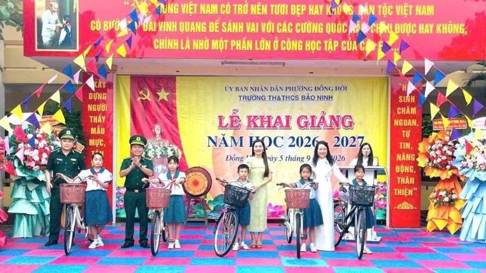 Bộ đội Biên phòng tặng xe đạp cho học sinh có hoàn cảnh khó khăn tại Trường tiểu học và trung học cơ sở Bảo Ninh, phường Đồng Hới (Ảnh: HG)