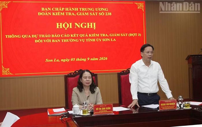 Đồng chí Hoàng Văn Nghiệm, Ủy viên Trung ương Đảng, Bí thư Tỉnh ủy Sơn La phát biểu tại hội nghị thông qua dự thảo báo cáo kiểm tra, giám sát đợt 3 đối với Ban Thường vụ Tỉnh ủy Sơn La. (Ảnh: QUỐC TUẤN)