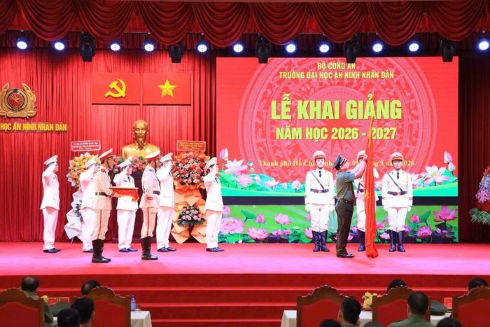 Khoa An ninh nội địa vinh dự đón nhận Huân chương Bảo vệ Tổ quốc hạng Nhì trong Lễ khai giảng năm học 2026-2027 tại Trường đại học An ninh nhân dân. (Ảnh: TL)