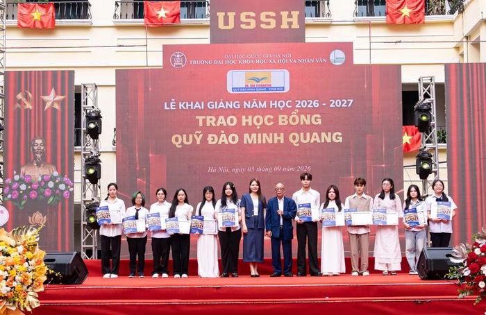 Đại diện các nhà tài trợ trao học bổng cho sinh viên nhân dịp năm học mới. (Ảnh: Ban tổ chức)