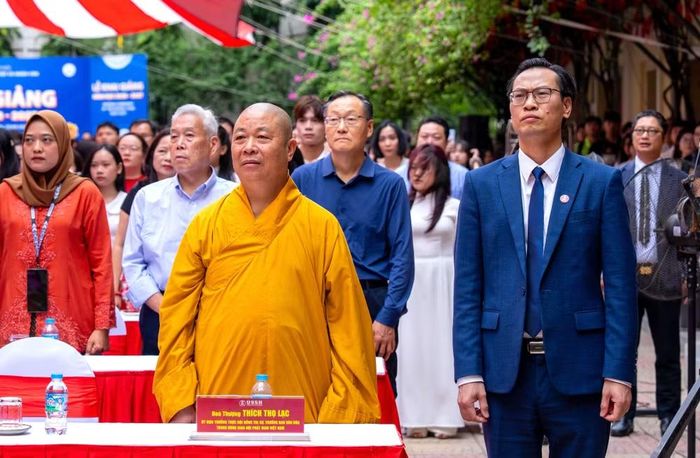 Các đại biểu thực hiện nghi thức chào cờ tại lễ khai giảng năm học mới. (Ảnh: Ban tổ chức)