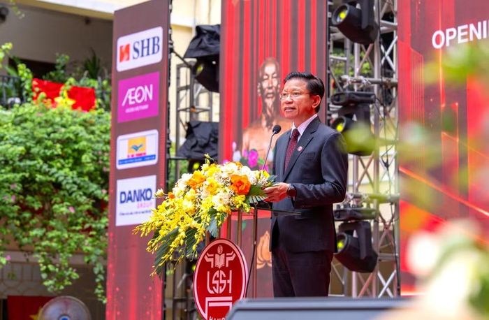 Giáo sư, Tiến sĩ Hoàng Anh Tuấn, Hiệu trưởng Trường đại học Khoa học Xã hội và Nhân văn, phát biểu tại lễ khai giảng. (Ảnh: Ban tổ chức)