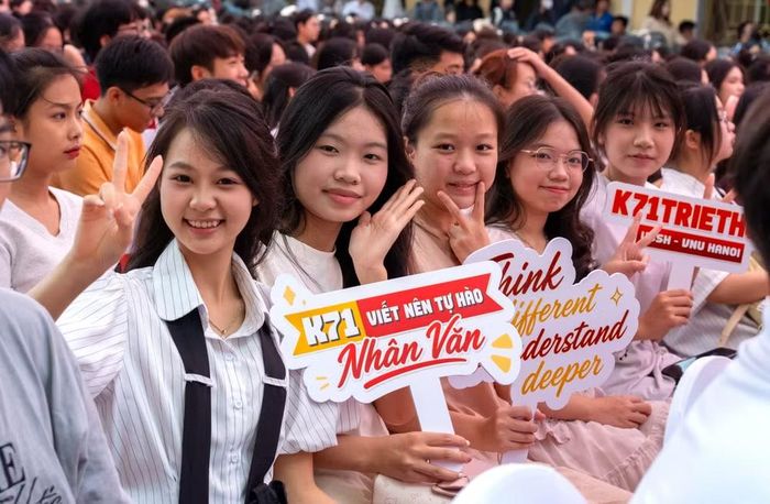 Các tân sinh viên khóa 71 trong lễ khai giảng năm học mới. (Ảnh: Ban tổ chức)