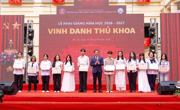 Vinh danh 12 thủ khoa tuyển sinh năm 2026 của Trường đại học Khoa học Xã hội và Nhân văn. (Ảnh: Ban tổ chức)
