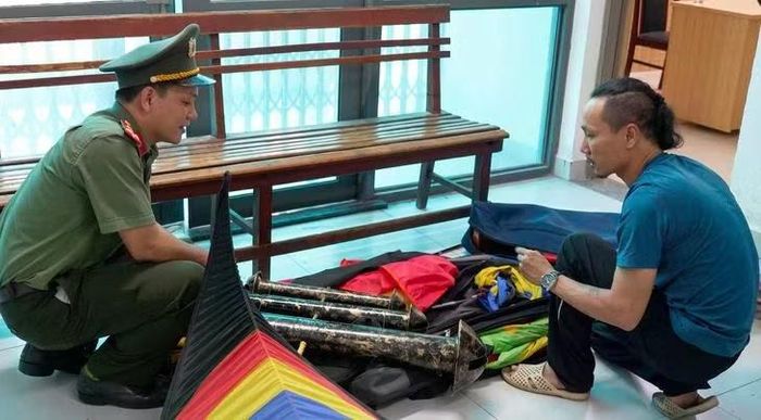 Công an làm việc với ông Thân Văn Tấn, người thả diều gây ảnh hưởng đến an toàn bay tại sân bay Quốc tế Tân Sơn Nhất. (Ảnh: CỘNG TÁC VIÊN)