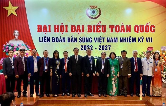 Chủ tịch Liên đoàn Bắn súng Việt Nam Đỗ Văn Bình (đứng thứ 8 từ phải sang). (Ảnh: Liên đoàn bắn súng Việt Nam)