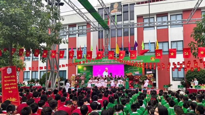 Lễ khai giảng năm học 2026-2027 tại Trường liên cấp Lômônôxốp Tây Hà Nội. (Ảnh: ANH THÙY)