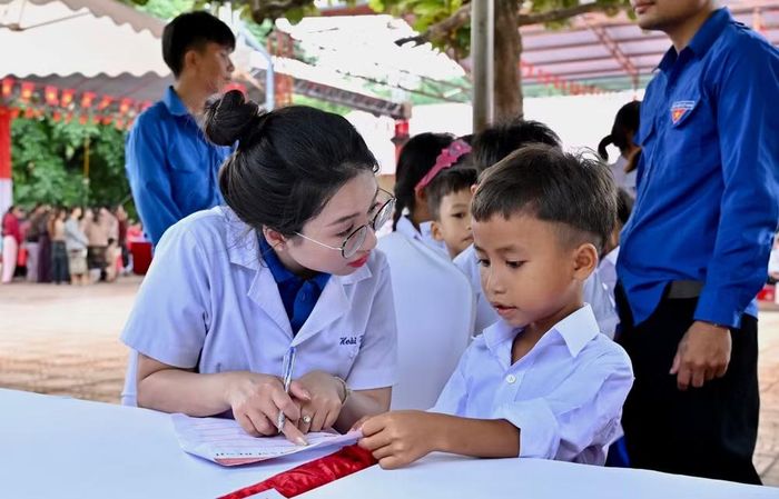 Các đơn vị tổ chức khám và tư vấn sức khỏe miễn phí cho học sinh. (Ảnh: BTC cung cấp)