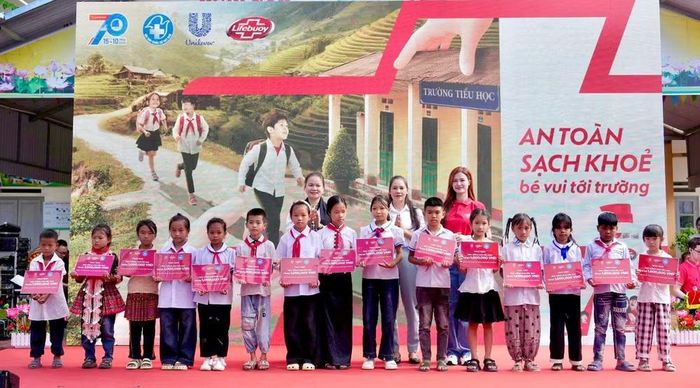 Trao các suất học bổng cho học sinh có hoàn cảnh khó khăn tại Trường Tiểu học Phúc Than, xã Mường Than, Lai Châu. (Ảnh: BTC cung cấp)