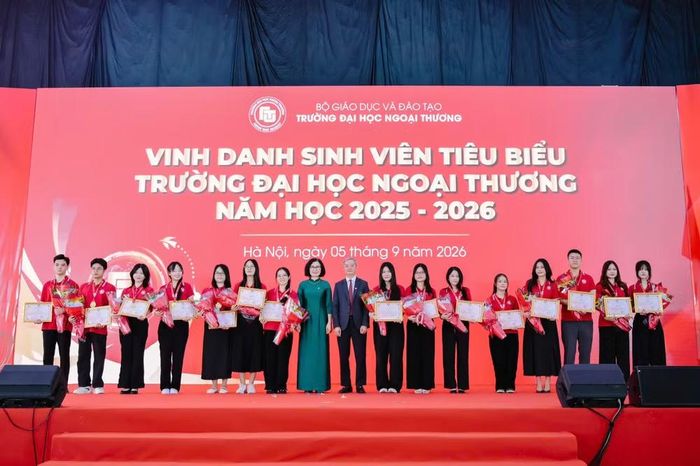  Vinh danh sinh viên tiêu biểu Trường đại học Ngoại thương năm học 2026-2027 (Ảnh: FTU) 