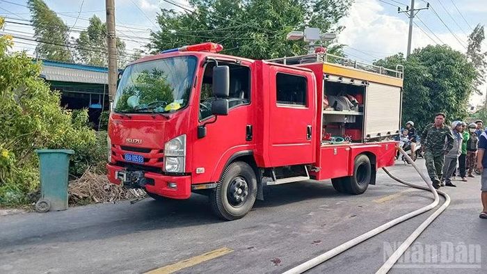 Lực lượng Cảnh sát Phòng cháy, chữa cháy và cứu nạn, cứu hộ, Công an tỉnh Đồng Tháp điều xe chỉ huy, xe chữa cháy chuyên dụng phối hợp Công an địa phương đến hiện trường dập lửa. (Ảnh: Công an cung cấp)