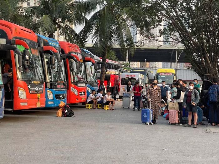 Người dân là một trong những đối tượng được hưởng lợi từ quá trình số hóa, đồng bộ dữ liệu và đơn giản hóa thủ tục hành chính trong lĩnh vực vận tải. (Ảnh: THẾ ANH)
