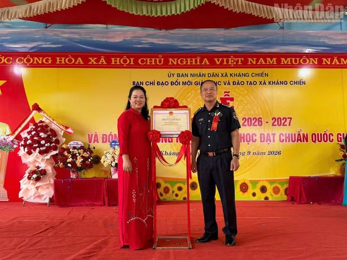 Đồng chí Nguyễn Văn Hoàn, Tỉnh ủy viên, Bí thư Đảng ủy, Chi cục trưởng Chi cục Hải quan khu vực VI trao Bằng công nhận đạt chuẩn quốc gia mức độ 1 cho nhà trường. (Ảnh: Quốc Đạt)