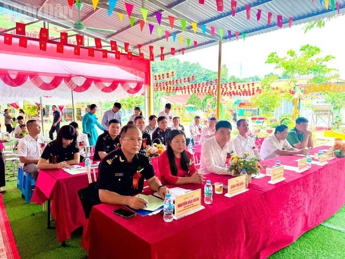 Các đại biểu dự Lễ Khai giảng năm học mới của Trường mầm non xã Kháng Chiến. (Ảnh: Quốc Đạt)