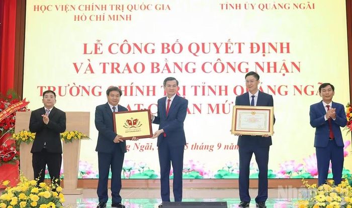 Phó Giáo sư, Tiến sĩ Đoàn Minh Huấn, Ủy viên Bộ Chính trị, Giám đốc Học viện Chính trị quốc gia Hồ Chí Minh trao Bằng công nhận đạt chuẩn mức 1 cho Trường chính trị tỉnh Quảng Ngãi. (Ảnh: HIỂN CỪ)
