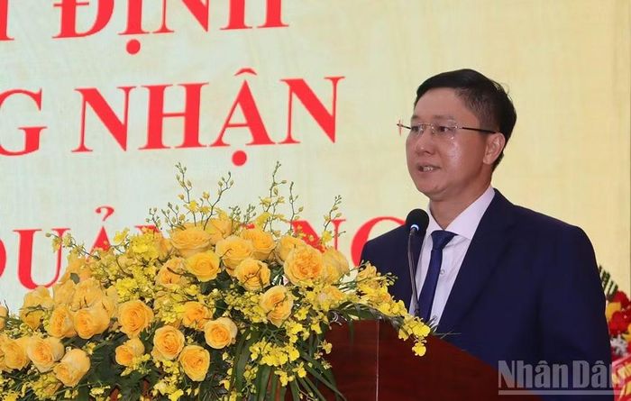 Tiến sĩ Nguyễn Viết Vy, Hiệu trưởng Trường chính trị tỉnh Quảng Ngãi báo cáo kết quả xây dựng trường đạt chuẩn mức 1. (Ảnh: HIỂN CỪ)