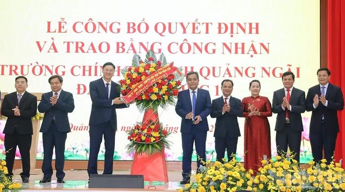 Lãnh đạo tỉnh Quảng Ngãi tặng hoa chúc mừng Trường chính trị tỉnh Quảng Ngãi đạt chuẩn mức 1. (Ảnh: HIỂN CỪ)