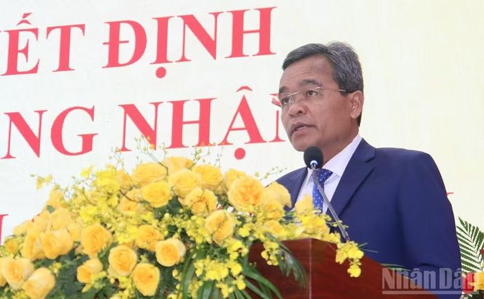 Ủy viên Trung ương Đảng, Bí thư Tỉnh ủy Quảng Ngãi Hồ Văn Niên phát biểu tại buổi lễ. (Ảnh: HIỂN CỪ)