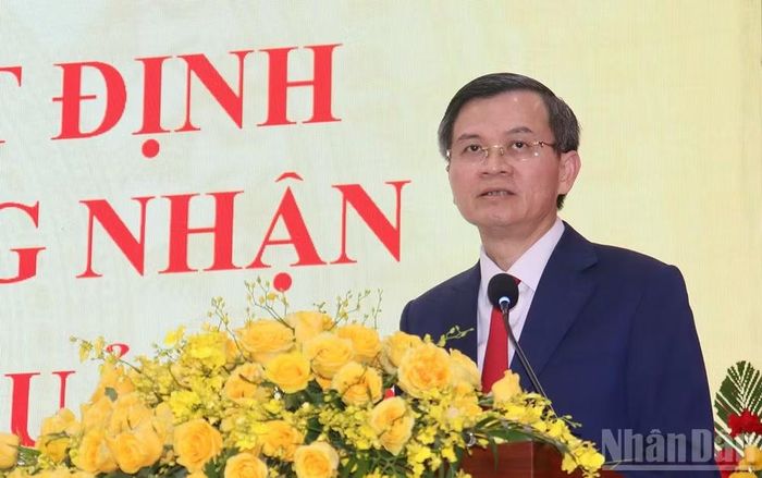 Phó Giáo sư, Tiến sĩ Đoàn Minh Huấn, Ủy viên Bộ Chính trị, Giám đốc Học viện Chính trị quốc gia Hồ Chí Minh phát biểu tại buổi lễ. (Ảnh: HIỂN CỪ)