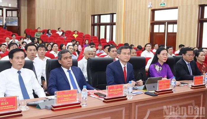 Đồng chí Đoàn Minh Huấn cùng các đại biểu tham dự buổi lễ. (Ảnh: HIỂN CỪ)