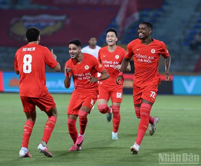 Leo Artur mang về bàn thắng sớm cho Công an Hà Nội.