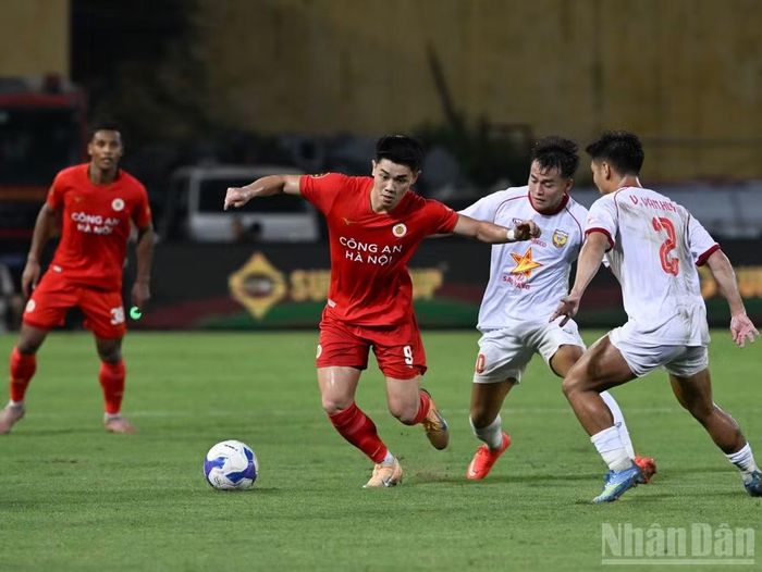 Đình Bắc đi bóng trước cầu thủ đối phương.
