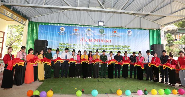 Các đại biểu cắt băng khánh thành điểm trường mầm non bản Tràng Nặm, Trường Mầm non Hoa Ban.
