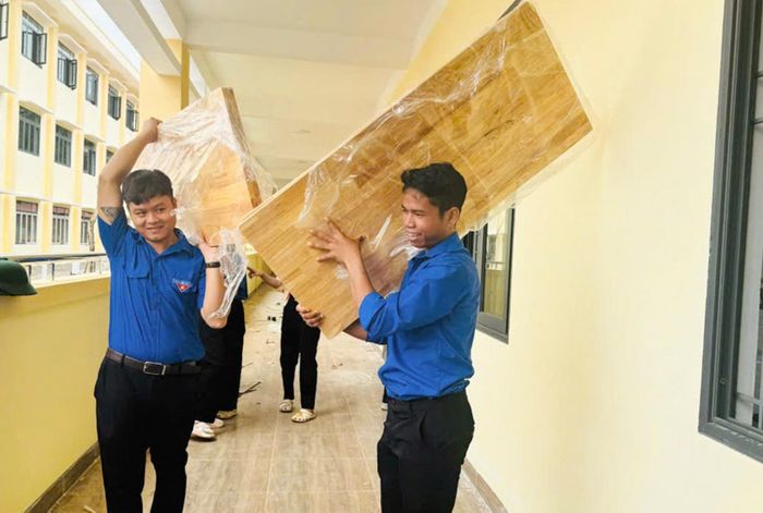 Đoàn viên, thanh niên xã Ia Púch hỗ trợ Trường Phổ thông nội trú liên cấp Tiểu học và Trung học cơ sở Ia Púch sắp xếp bàn ghế, chuẩn bị phòng học.