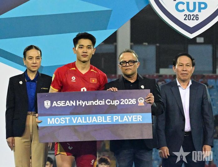 Đình Bắc nhận danh hiệu Cầu thủ xuất sắc nhất ASEAN Cup 2026. Ảnh: TRỌNG HẢI 