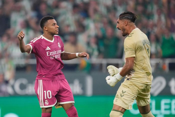  Thủ môn Alvaro Valles bên phía Real Betis ăn mừng sau khi cản phá thành công quả phạt đền của Mbappe. Ảnh: AP  