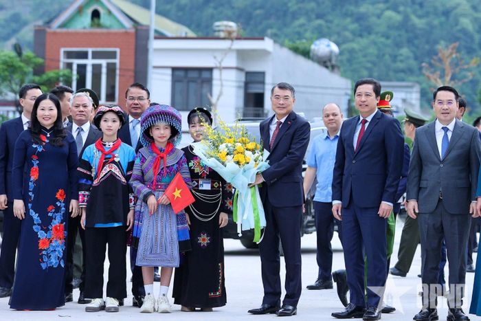 Thủ tướng Lê Minh Hưng dự Lễ khai giảng năm học 2026-2027 và khánh thành các trường phổ thông nội trú liên cấp tại các xã biên giới đất liền tại tỉnh Lào Cai. Ảnh: NHẬT BẮC