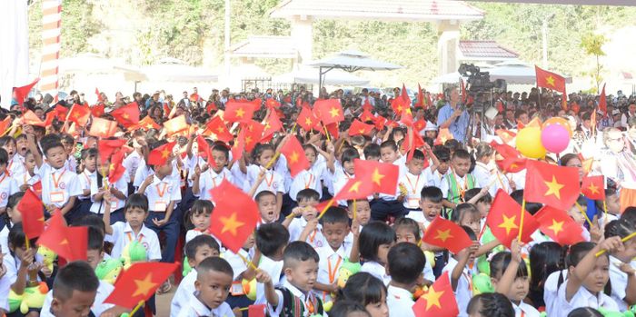 Các em học sinh Trường Phổ thông nội trú Tiểu học và Trung học cơ sở Tây Giang phấn khởi trong ngày khai giảng năm học mới.