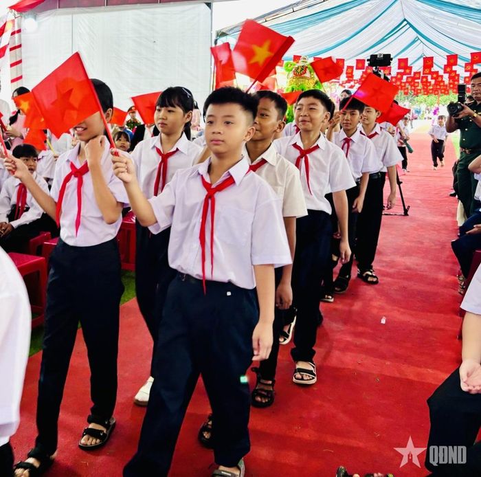 Các em học sinh tại Lễ khai giảng ở Trường nội trú liên cấp Tiểu học và THCS Ia Púch, tỉnh Gia Lai. Ảnh: ANH SƠN