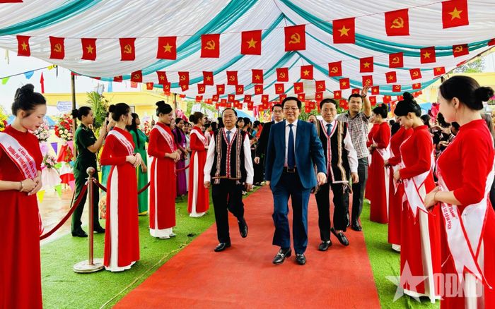 Phó thủ tướng Chính phủ Hồ Quốc Dũng dự Lễ khai giảng tại Trường nội trú liên cấp TH và THCS Ia Púch, tỉnh Gia Lai. Ảnh: ANH SƠN