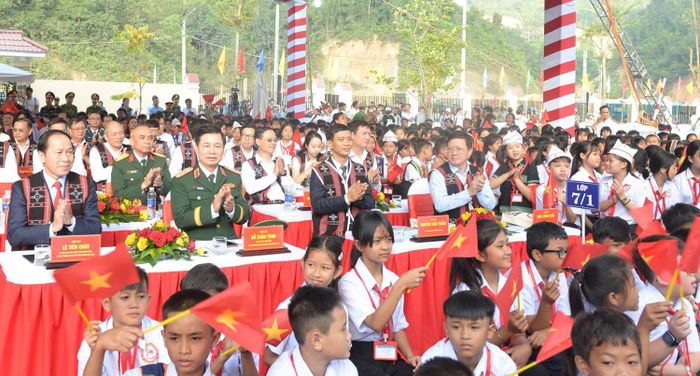 Phó thủ tướng Lê Tiến Châu, Thượng tướng Đỗ Xuân Tụng, Phó Chủ nhiệm TCCT và các đại biểu dự Lễ khai giảng năm học 2026-2027 tại Trường Phổ thông nội trú Tiểu học và Trung học cơ sở Tây Giang.