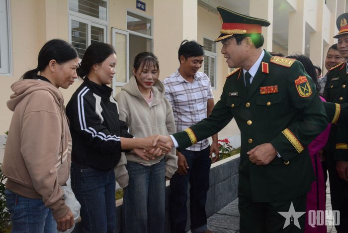  Đại tướng Nguyễn Tân Cương trò chuyện, động viên những phụ huynh có con theo học tại Trường Phổ thông nội trú liên cấp Tiểu học và THCS xã Ea Rốk.