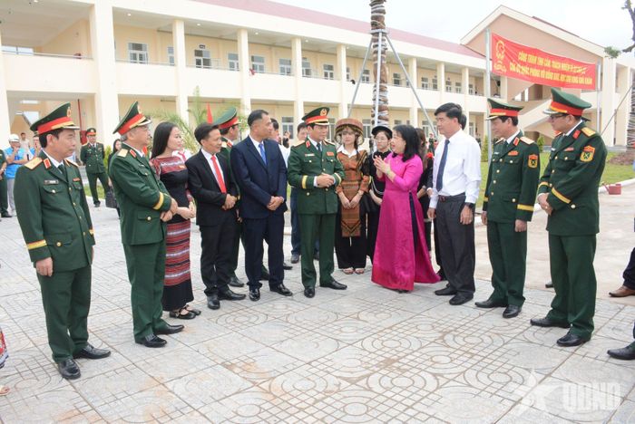  Các đại biểu trước khuôn viên ngôi trường mới.
