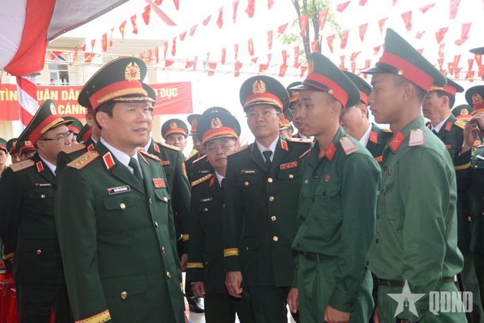  Đại tướng Nguyễn Tân Cương gặp gỡ, động viên cán bộ, chiến sĩ Bộ CHQS tỉnh Đắk Lắk tham gia hỗ trợ, đẩy nhanh tiến độ thi công xây dựng trường.