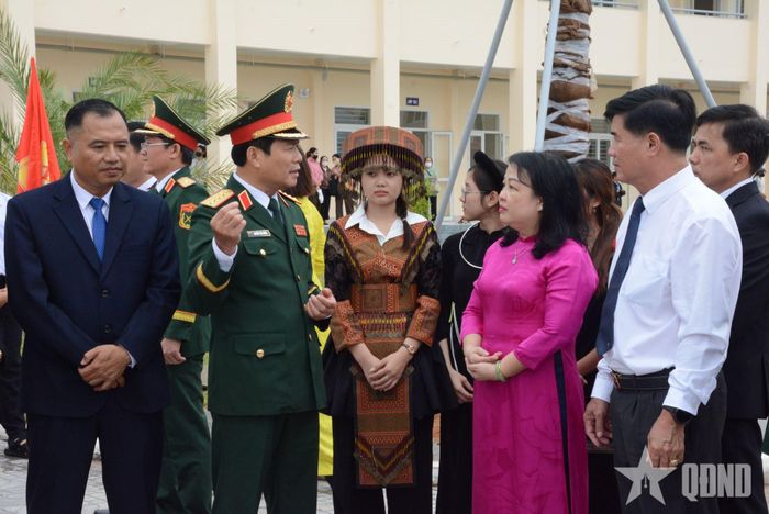 Đại tướng Nguyễn Tân Cương và lãnh đạo tỉnh Đắk Lắk trò chuyện với các em học sinh.